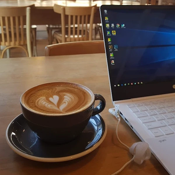 카페에서 카페라떼 한잔