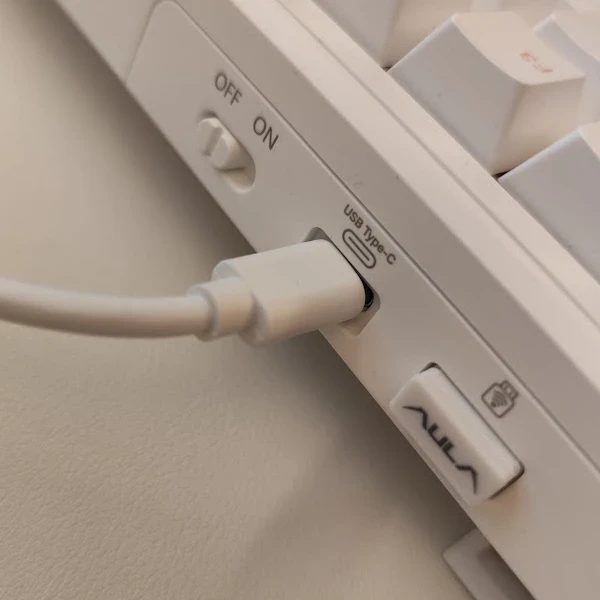 전원과 USB 및 리시버를 통한 연결 지원